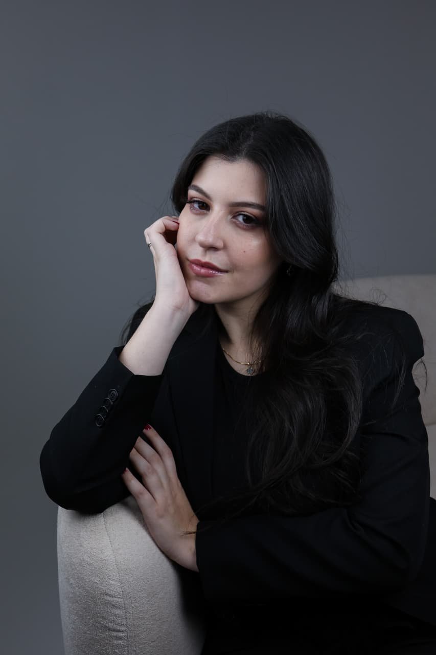 Dandara Milani, arquiteta e urbanista, em retrato de estúdio